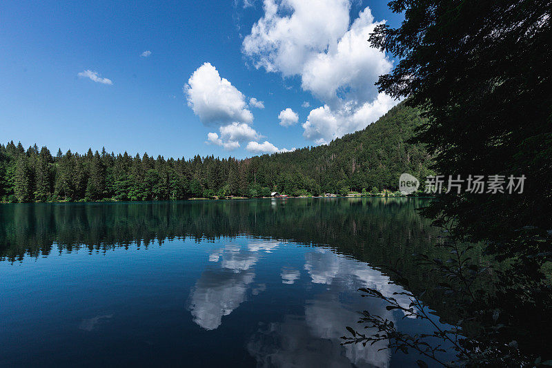 乌迪内(意大利)- 2020年4月20日:以芒加特山为背景的Superior Fusine Lake。富辛湖自然公园，塔维西奥，乌迪内省，弗里利威尼斯朱利亚，意大利。